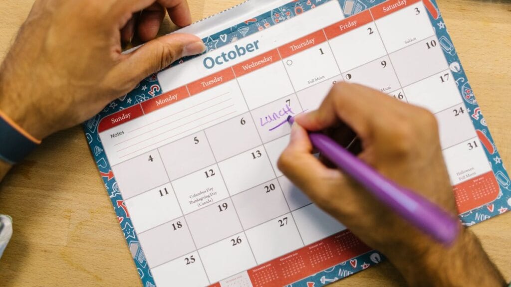 Calendário com alguns meses marcados ao lado de um alinhador transparente.