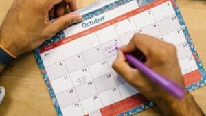Calendário com alguns meses marcados ao lado de um alinhador transparente.