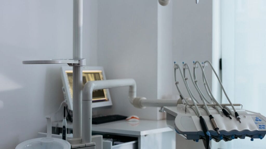 Fachada e ambiente da clínica RG Odontologia, da Dra. Renata Gonçalves, em Indaiatuba.